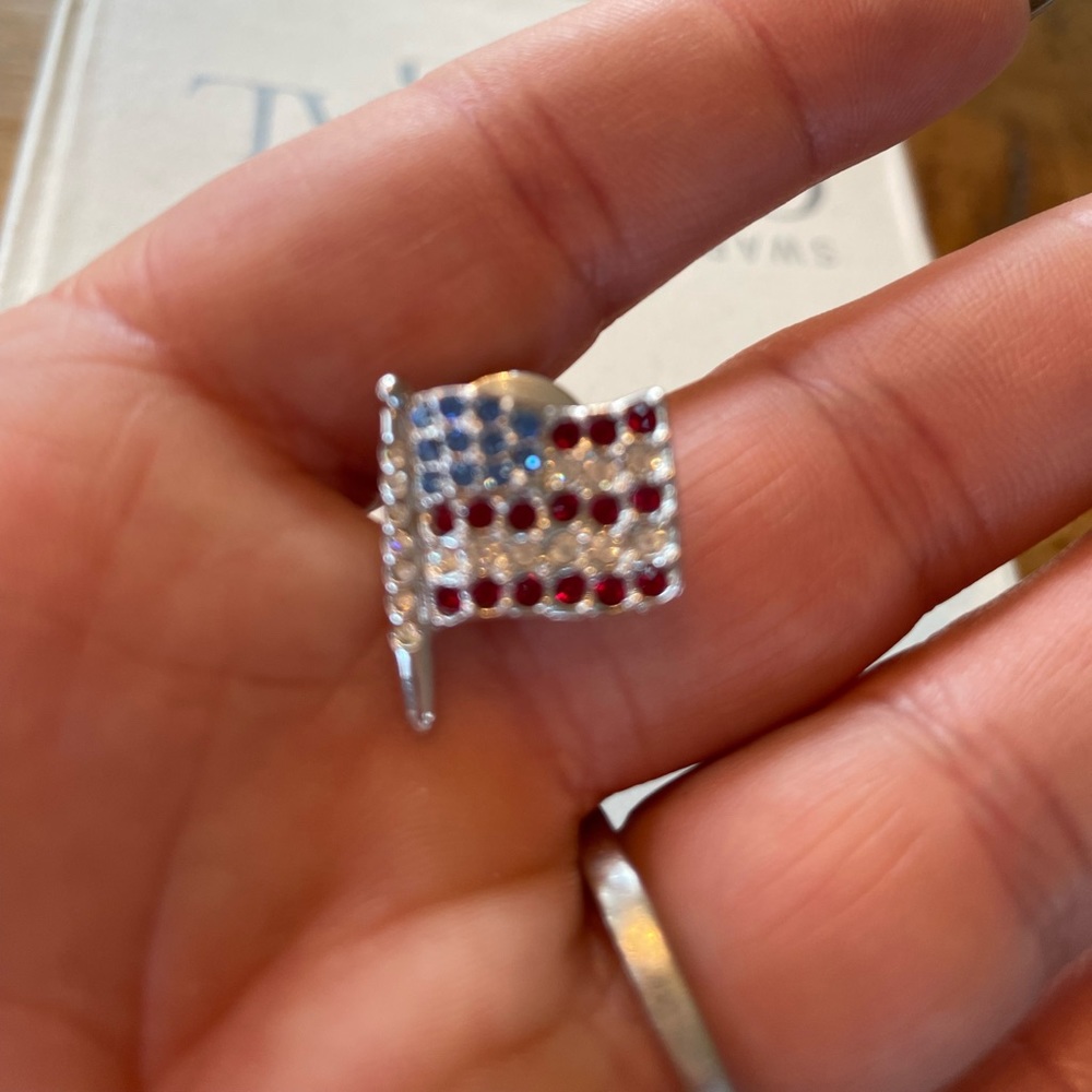 Flag pin